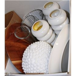 FLAT OF DECORATIVE HOUSEHOLD ITEMS