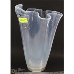 RUFFLED EDGE GLASS VASE