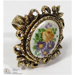 RING WITH FLOWER DESIGN