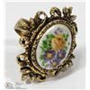 Image 1 : RING WITH FLOWER DESIGN
