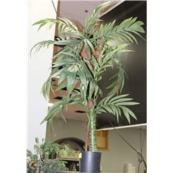 PALM TREE IN ROUNDPOT 4'
