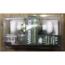 WEISER INTERIOR NON-LOCKING SET - BRASS & WHITE