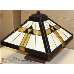 8)TIFFANY STYLE LAMP SHADE