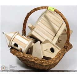 WICKER BASKET WITH 4 WOOD BIRDHOUSES - READY