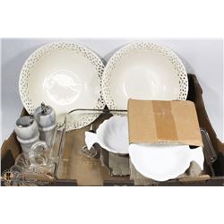 KITCHEN LOT INCLUDING PAIR OF LACE TRIM SERVING