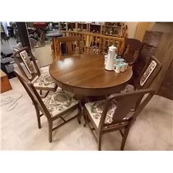 VINTAGE ROUND OAK DINING TABLE  - 1920'S  - INCLUDES 4 CHAIRS WITH UPHOLSTERED SEATS AND BACKS - TAB