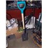 Image 1 : NEW YARD WORKS D-HANDLE SHOVEL