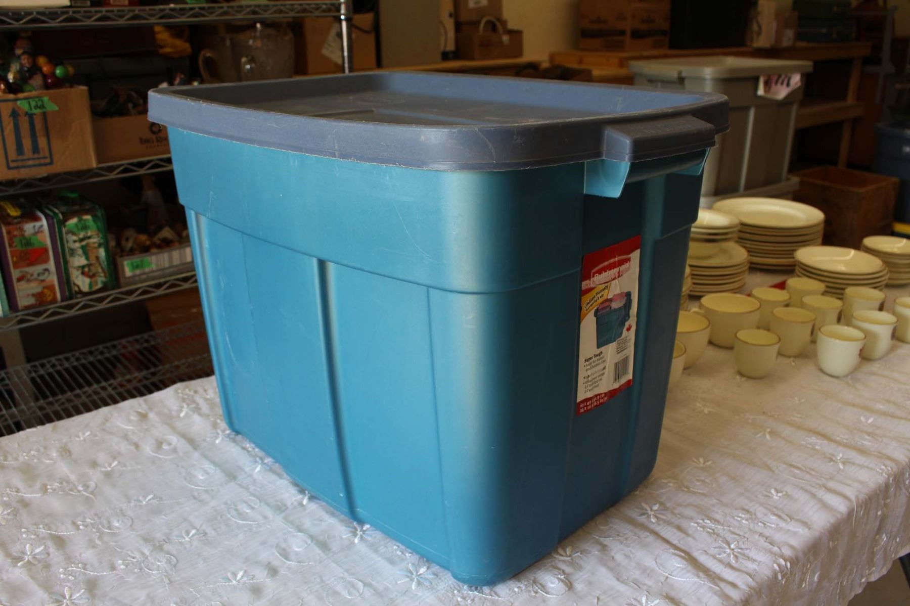 Rubbermaid Tub w/Royal Doulton Hotel Vancouver Dishware Set (Assorted