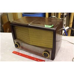 RCA Victor Model 751 F Electric Tube Radio AM/FM