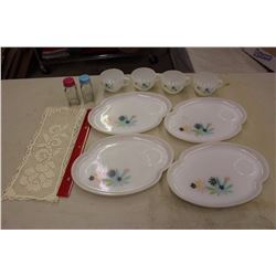 Vintage Matching Glassware& Retro Salt&Pepper Shakers