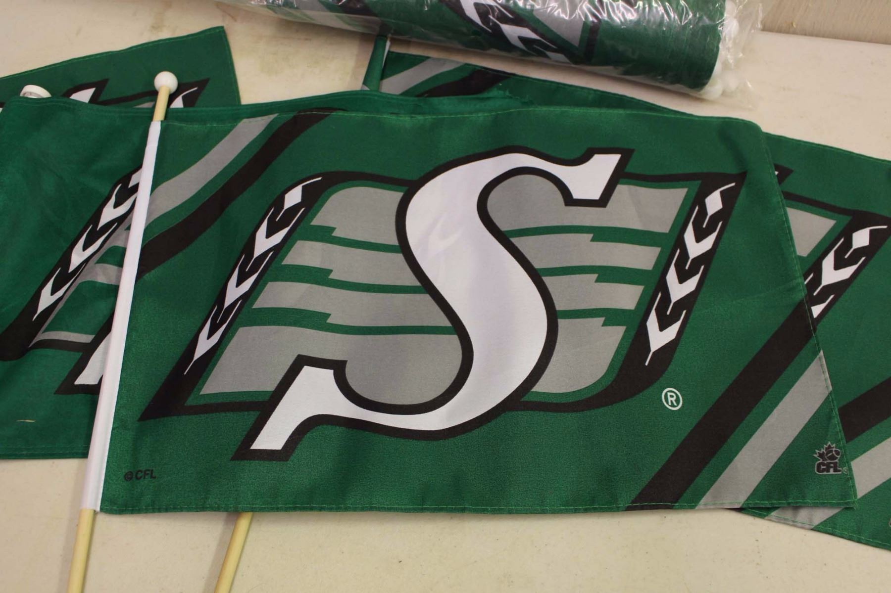 Huge Lot Of Saskatchewan Rough Rider Mini Flags (17) W/ Lots Of Extra ...