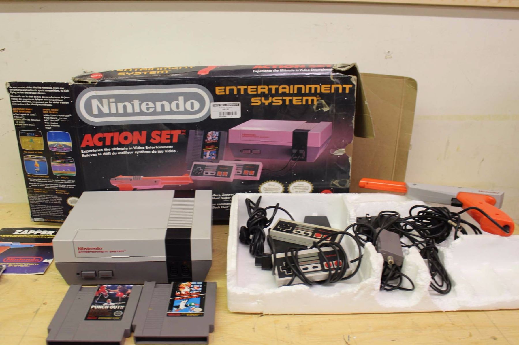 Nintendo Entertainment System, Action Set W/ Extras (2 Controllers
