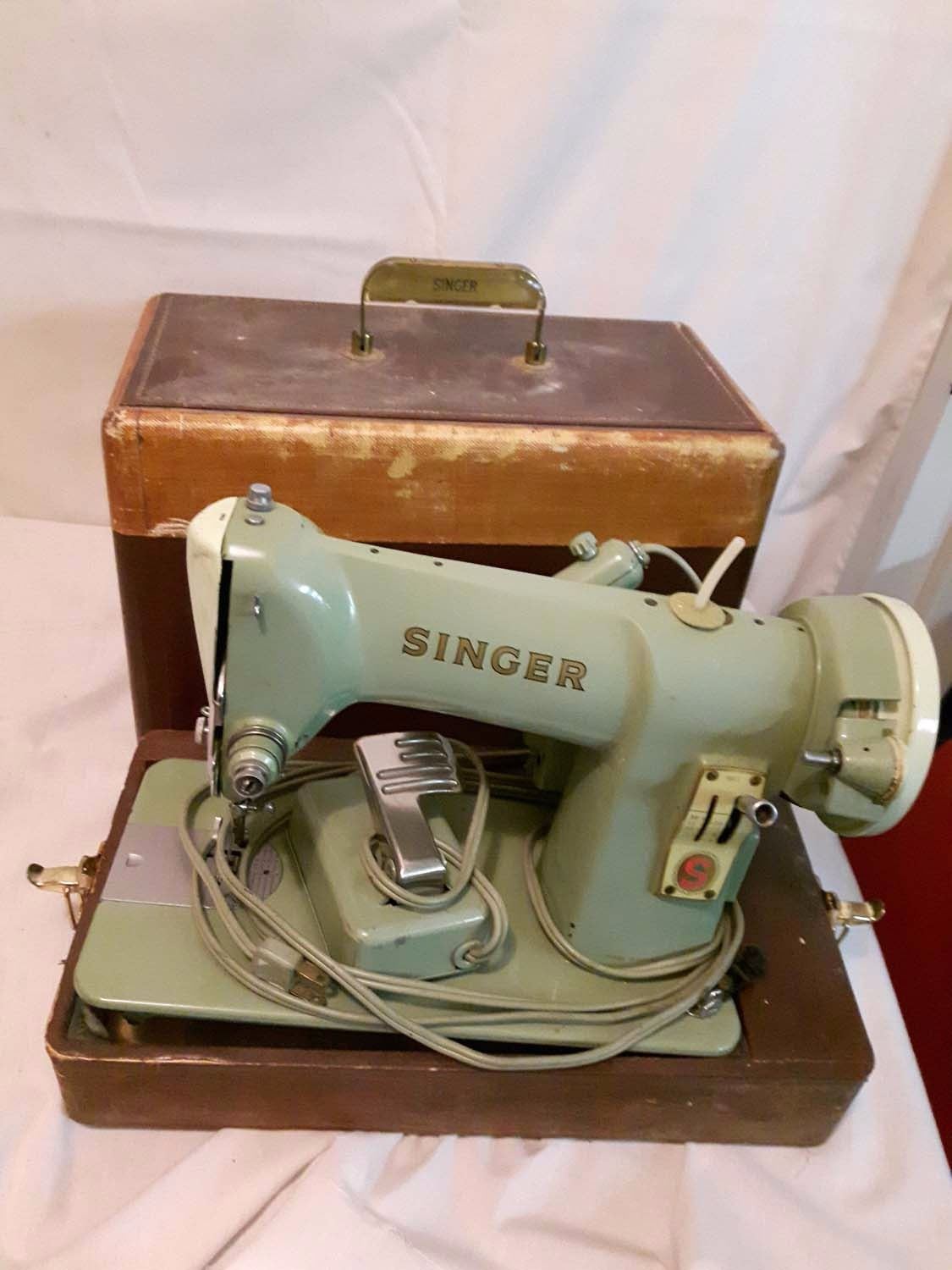Vintage Singer Sewing Machine In Carrying Case