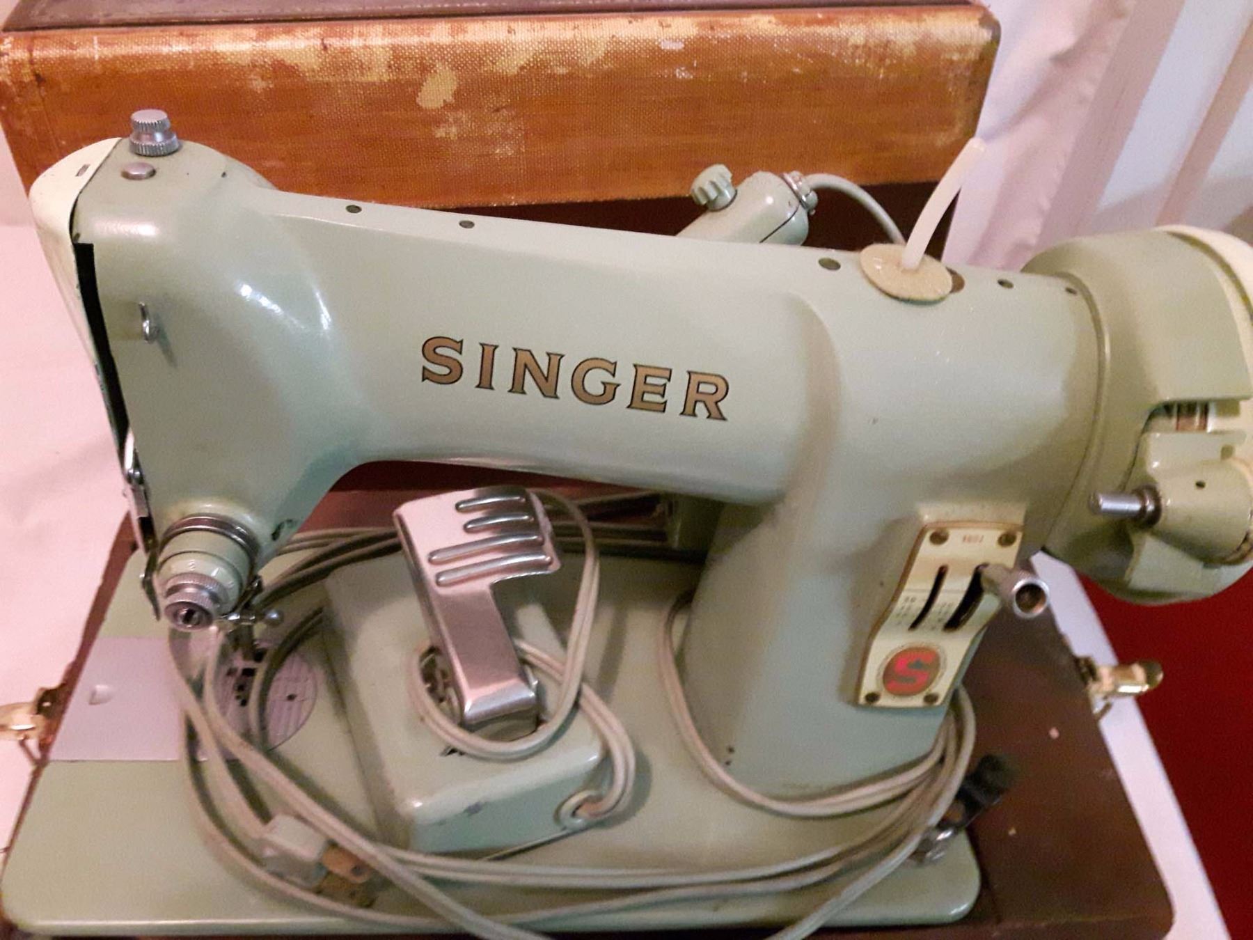 Vintage Singer Sewing Machine In Carrying Case