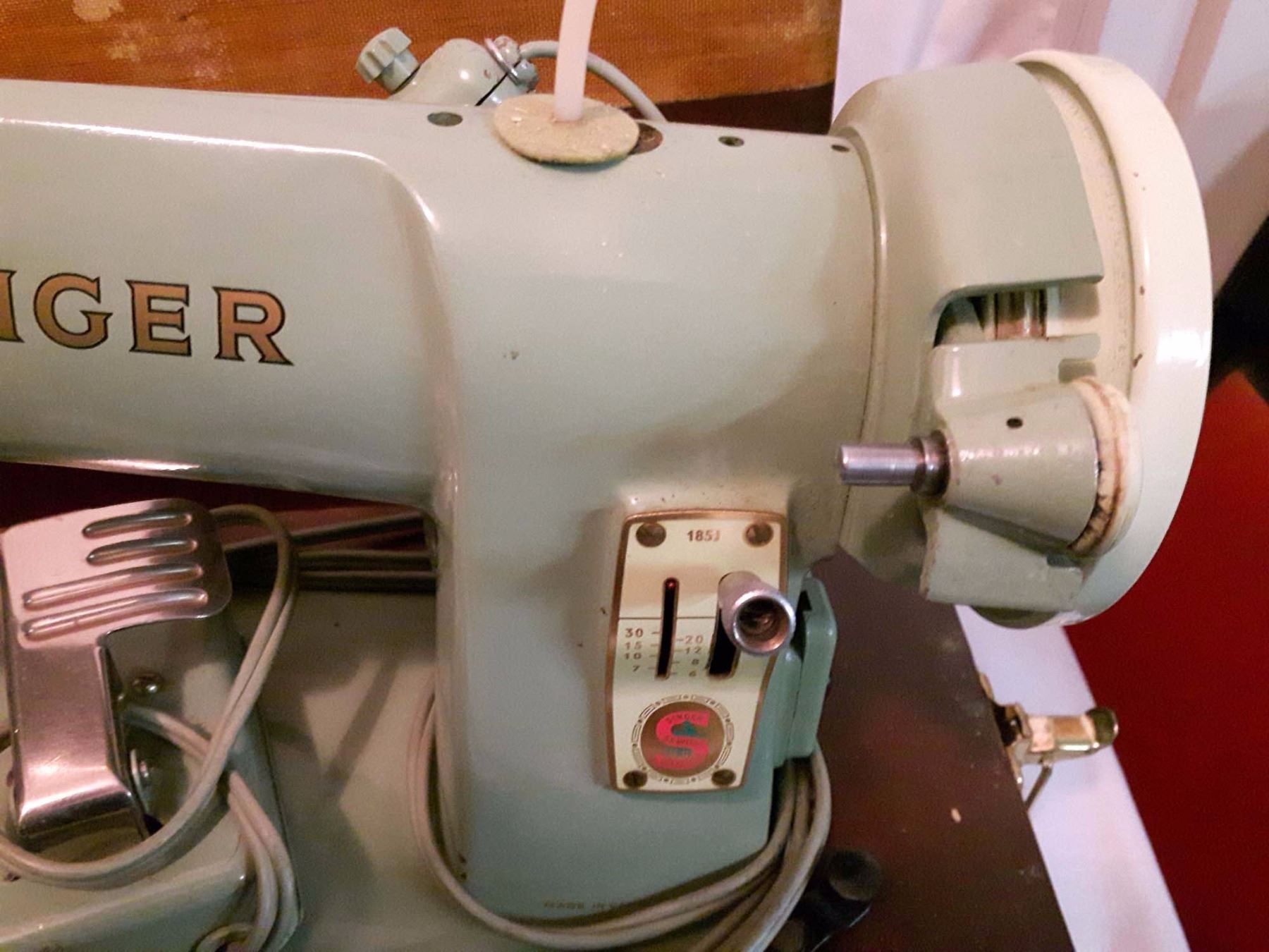 Vintage Singer Sewing Machine In Carrying Case