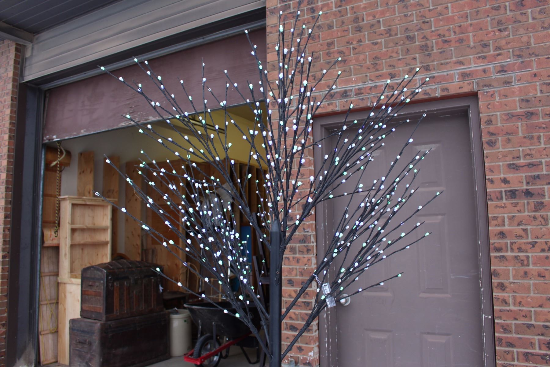 Everlasting Glow LED Lighted Tree (8ft/2.43m)(Indoor/Outdoor)(New)