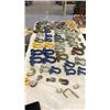 Image 1 : 29 clevises, 25 hooks