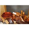 Image 2 : SHELF LOT OF WOODEN KITCHEN WARES