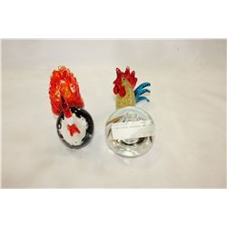 2 ART GLASS ROOSTERS AND LIGHT