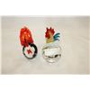 Image 1 : 2 ART GLASS ROOSTERS AND LIGHT