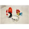 Image 2 : 2 ART GLASS ROOSTERS AND LIGHT
