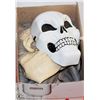 Image 1 : BOX WITH 5 HALLOWEEN MASKS AND 2 WIGS