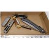Image 1 : FLAT OF ASSORTED KNIVES AND MULTI TOOLS