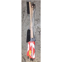 LOT OF 3 SNOW-BRUSHES + 3 HD 3FT FLAGSTAFF'S