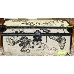 CHEST WITH BUTTERFLY MOTIF ON BEIGE WITH HANDLES