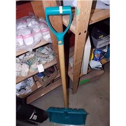 SNOW SHOVEL