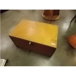 WOOD STORAGE CHEST WITH HINGED LID