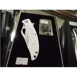FOLDING KNIFE WITH LIGHTER