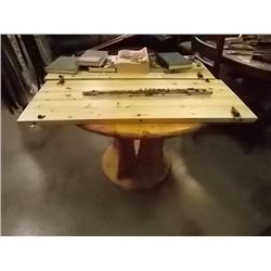 ROUND WOOD TABLE WITH 2 LEAFS