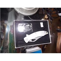 FOLDING KNIFE WITH LIGHTER