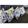 Image 2 : FOUR TEARDROP PATTERN PILLOWS