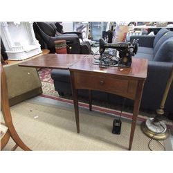 Vintage Singer Sewing Machine in Wood Case