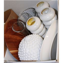 FLAT OF DECORATIVE HOUSEHOLD ITEMS