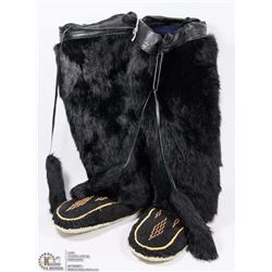 PAIR OF BLACK MOCCASSINS SIZE 8