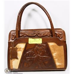 BROWN LEATHER PURSE W/3-D DESIGN & 3
