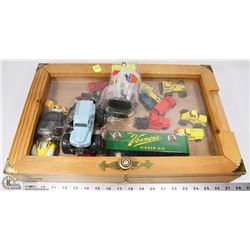 DISPLAY CASE WITH VINTAGE DIE CAST CARS INCL