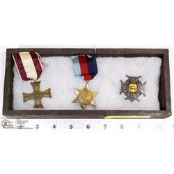 WOOD BOX W/3 VINTAGE WW II METALS