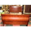 Image 1 : 16) SLEIGH BED QUEEN