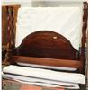 Image 1 : ESTATE KING SIZE CARVED SPINDLE POSTER BED