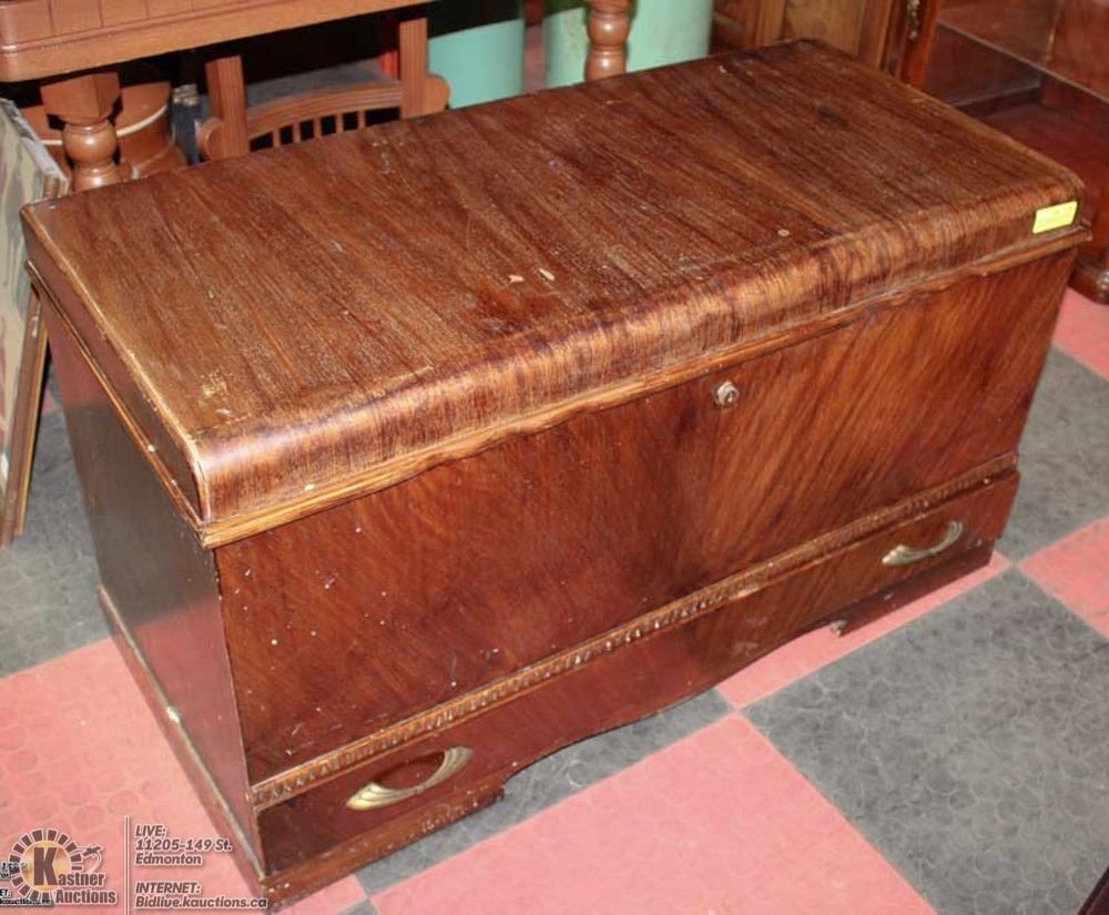 VINTAGE HONDERICH FURNITURE RED SEAL CEDAR CHEST