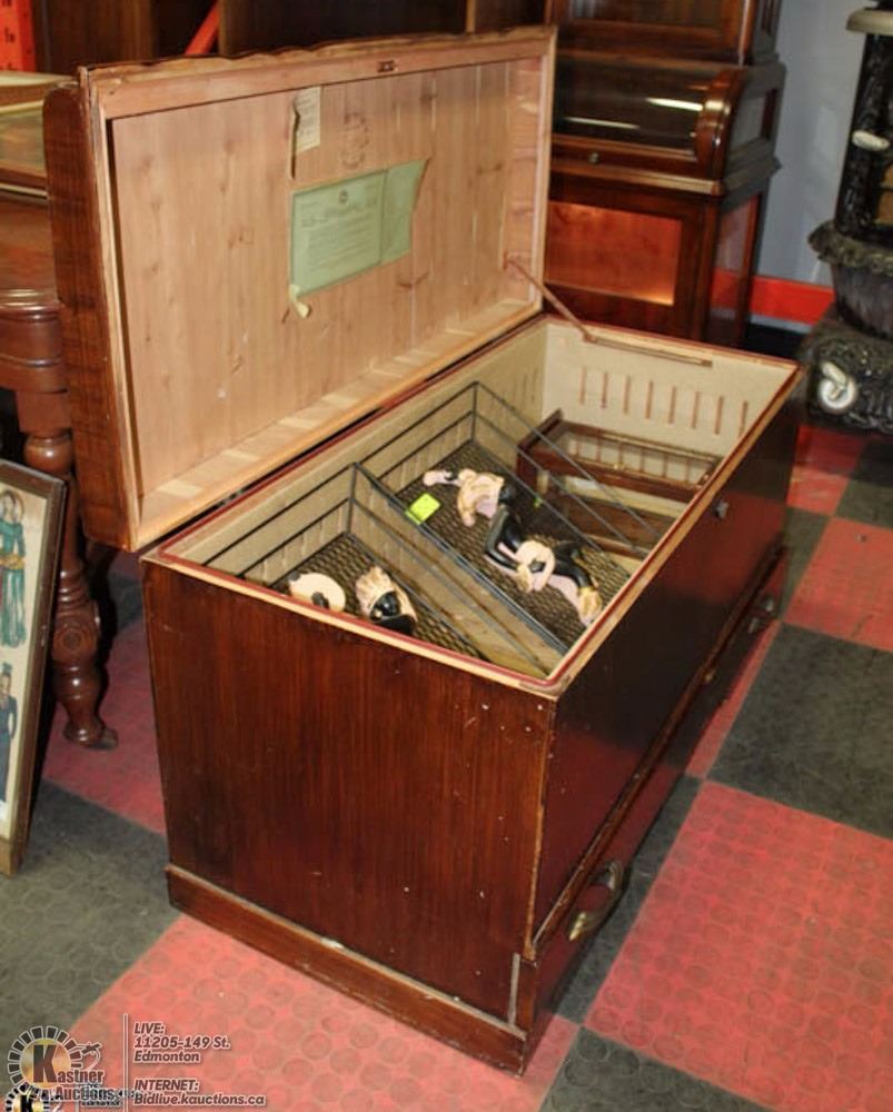VINTAGE HONDERICH FURNITURE RED SEAL CEDAR CHEST