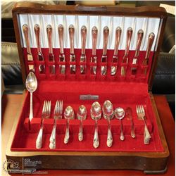 ESTATE W&M ROGERS AND SONS SILVERPLATED CUTLERY