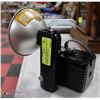 Image 3 : VINTAGE 1950S BROWNIE HAWKEYE CAMERA COMES WITH