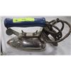 Image 2 : VINTAGE 1940 CHORUS ELECTRIC IRON