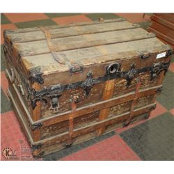 VINTAGE METAL TRUNK