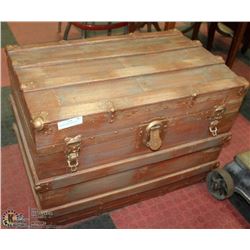 VINTAGE TRUNK 28"X17"X20"H